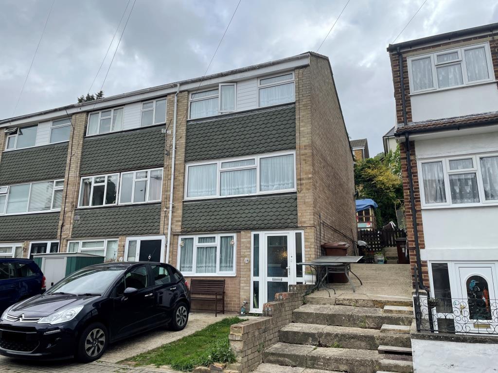 19 Queens Road, Chatham, Kent 4 bed end of terrace house £190,000
