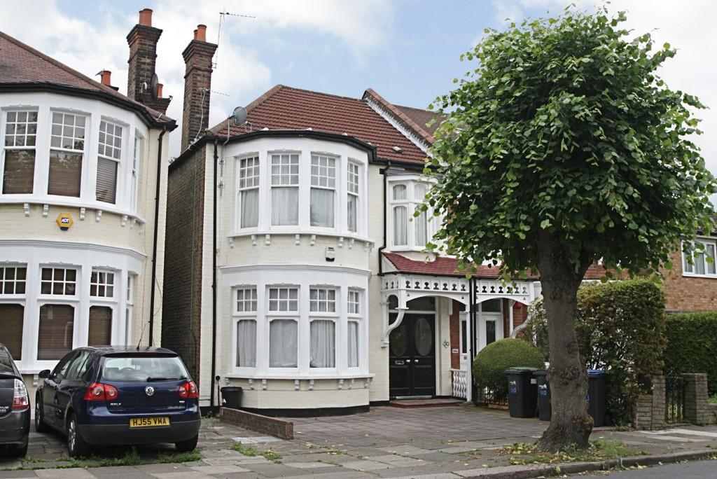 Fox Lane, Palmers Green 1 bed apartment £1,300 pcm (£300 pw)