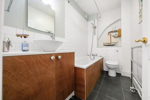 59d Gresham Road, London, SW9 7NU
