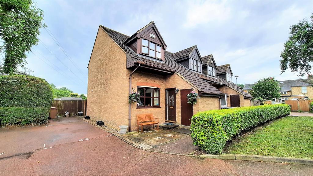 Orchard Close, Stanstead Abbotts 2 bed end of terrace house £325,000