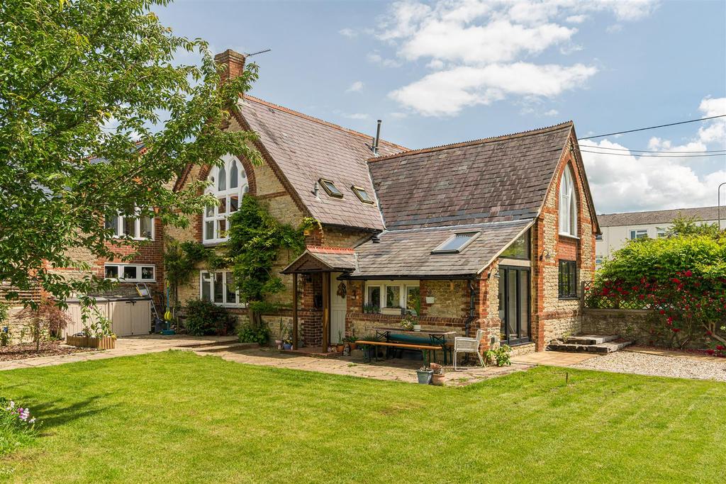 Crockwell Close, Bicester 3 bed character property £525,000
