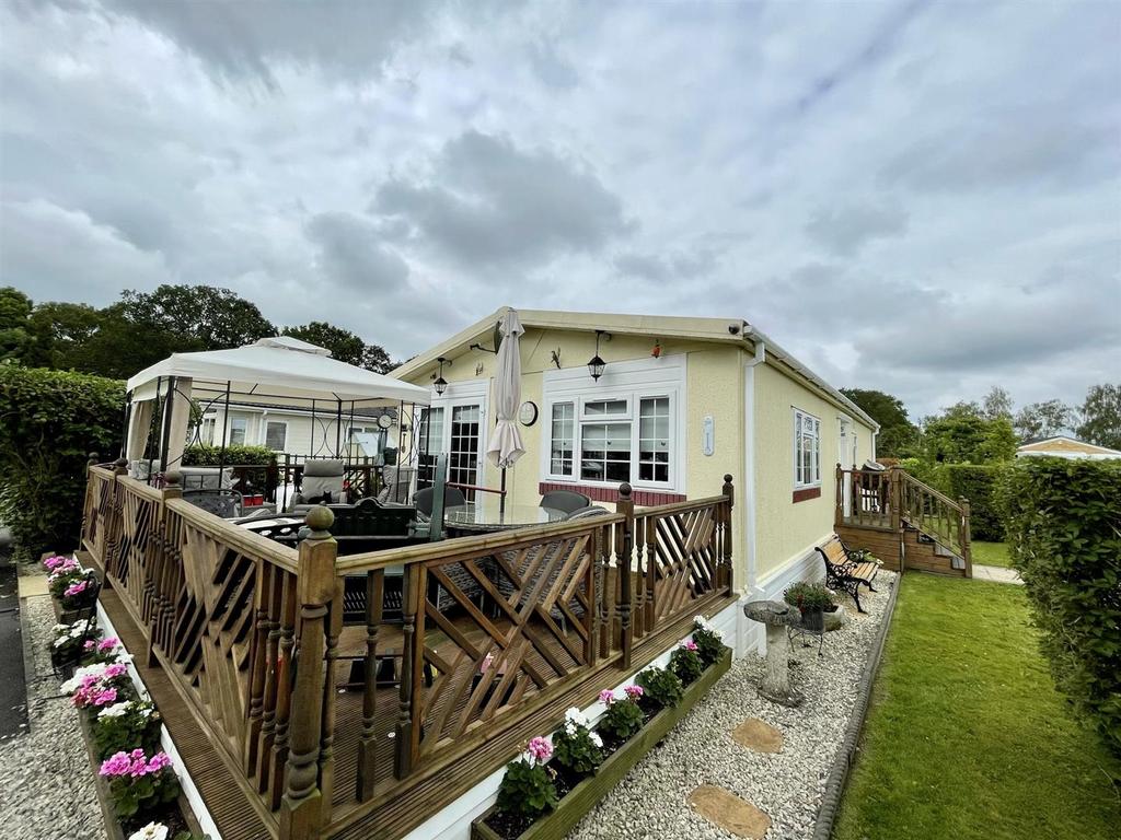 Ash Crescent, Crookham Common, Thatcham 2 bed park home £165,000