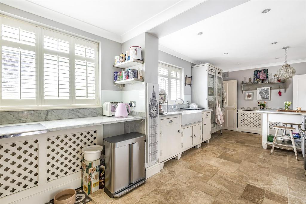 Holroyd Road, Claygate, Esher 5 bed detached house £725,000