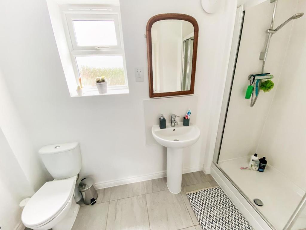Canon Bed2 Ensuite.JPG