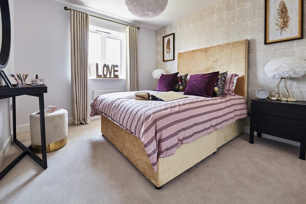 Double bedroom looks out onto the garden
