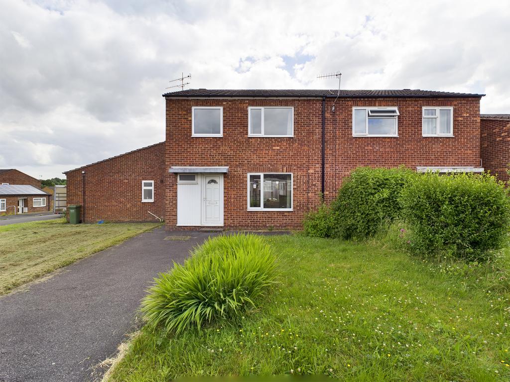 Holme Hall Crescent, Holme Hall, Chesterfield, S40 4PT 3 bed semi