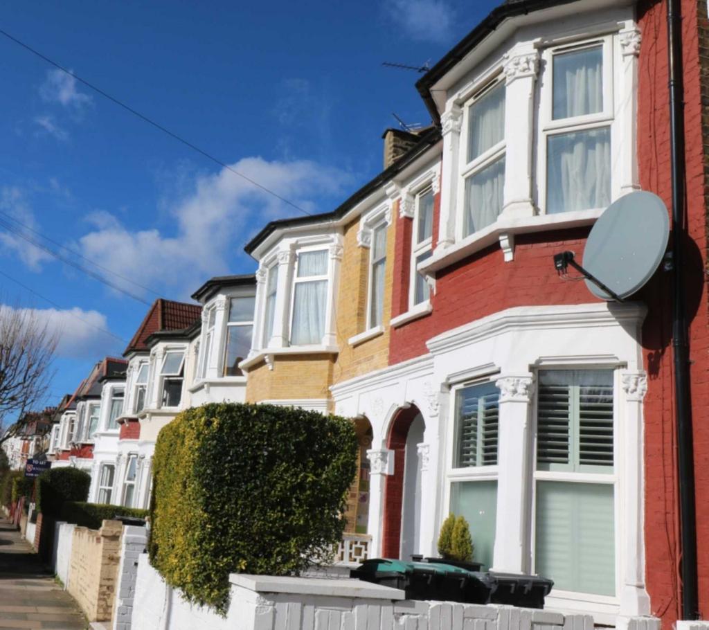 Beresford Road, N8 2 bed flat £1,500 pcm (£346 pw)