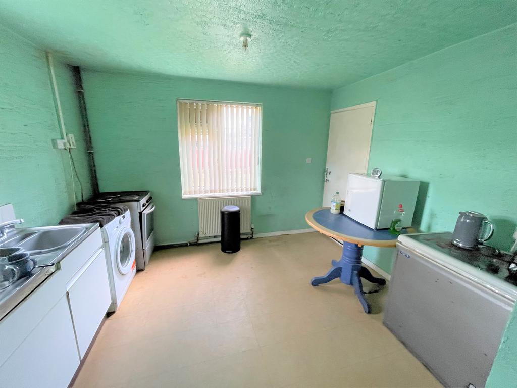 Ascot Drive, Cannock, WS11 1PE 3 bed semidetached house £175,000