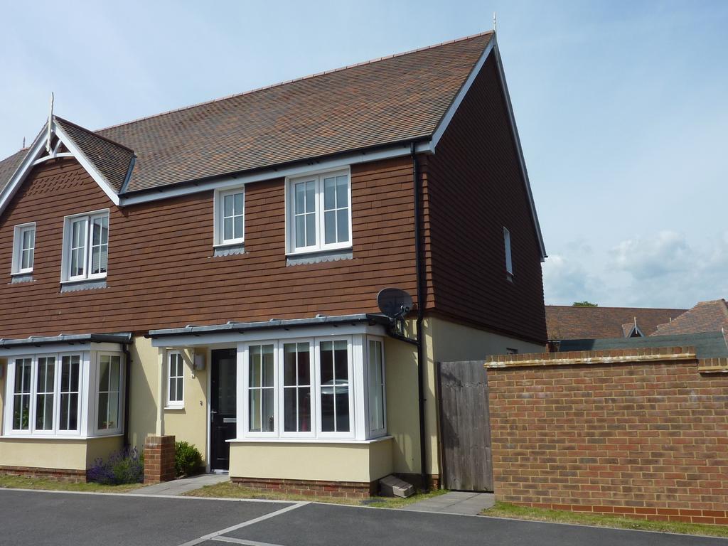 Shearing Drive, Burgess Hill RH15 3 bed end of terrace house £1,500