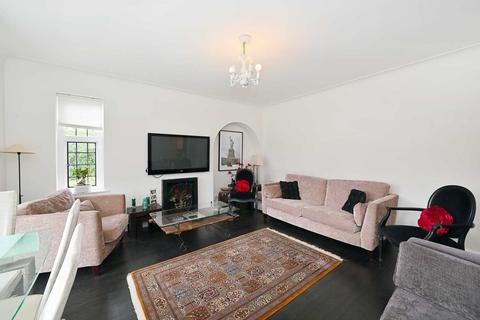 Flat 7, Inverness Court Queens Drive, London, W3 0HU