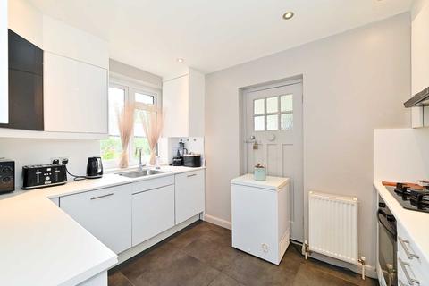 Flat 7, Inverness Court Queens Drive, London, W3 0HU
