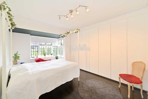 Flat 7, Inverness Court Queens Drive, London, W3 0HU