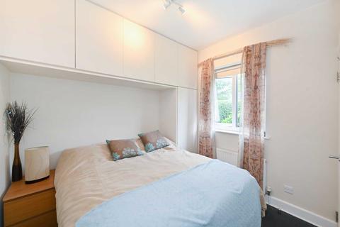Flat 7, Inverness Court Queens Drive, London, W3 0HU