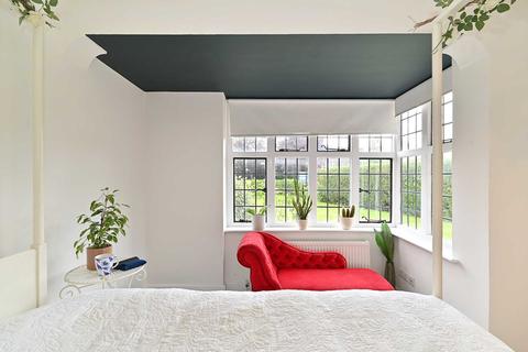 Flat 7, Inverness Court Queens Drive, London, W3 0HU