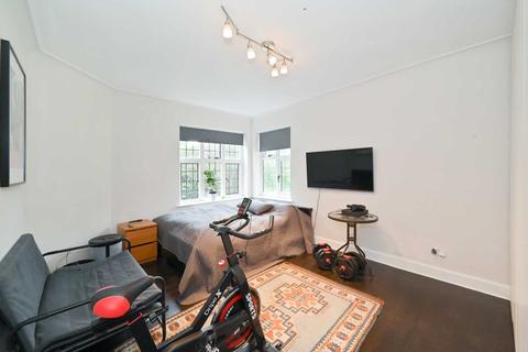 Flat 7, Inverness Court Queens Drive, London, W3 0HU