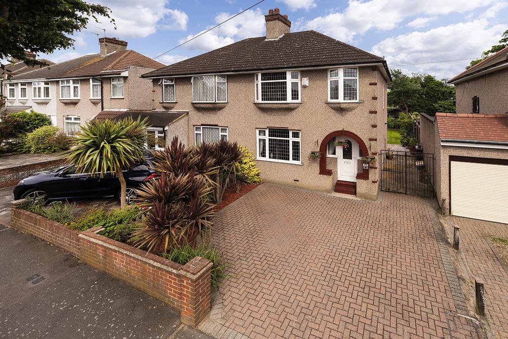 Preston Drive, Bexleyheath, Kent, DA7 3 bed semidetached house £500,000