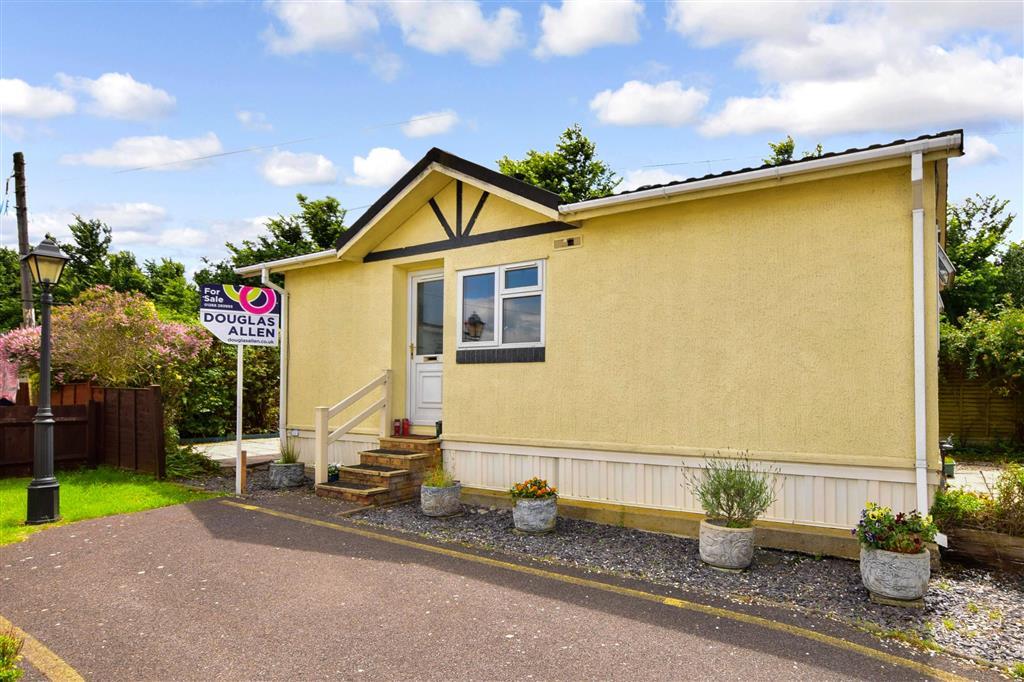 Lower Dunton Road, Brentwood, Essex 2 bed mobile home £130,000