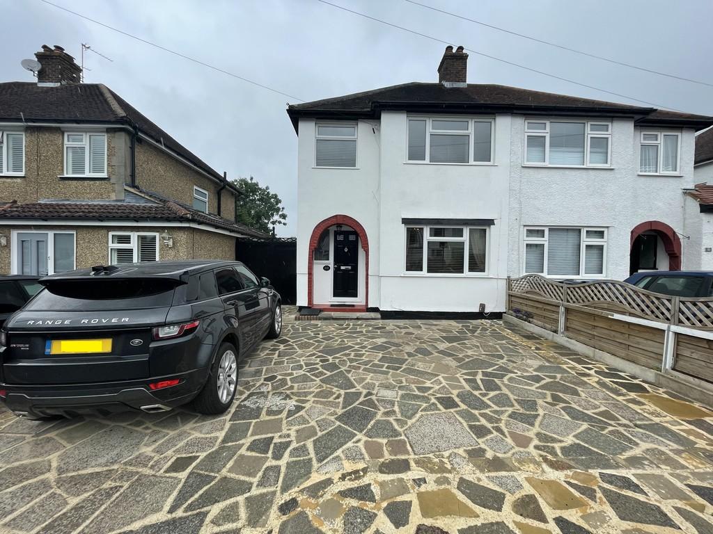 The Crossways, Old Coulsdon 3 bed semidetached house £1,675 pcm (£