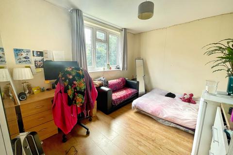 1 bedroom in a house share to rent - Longbridge Way, London, SE13