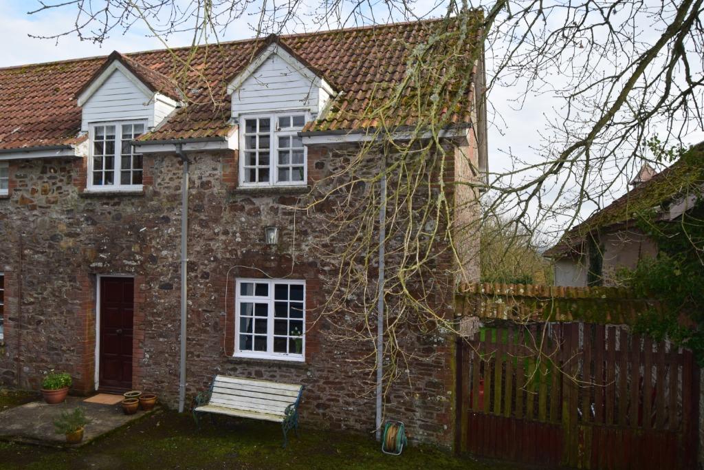 Ashley Manor, Atherington, EX37 2 bed cottage £775 pcm (£179 pw)