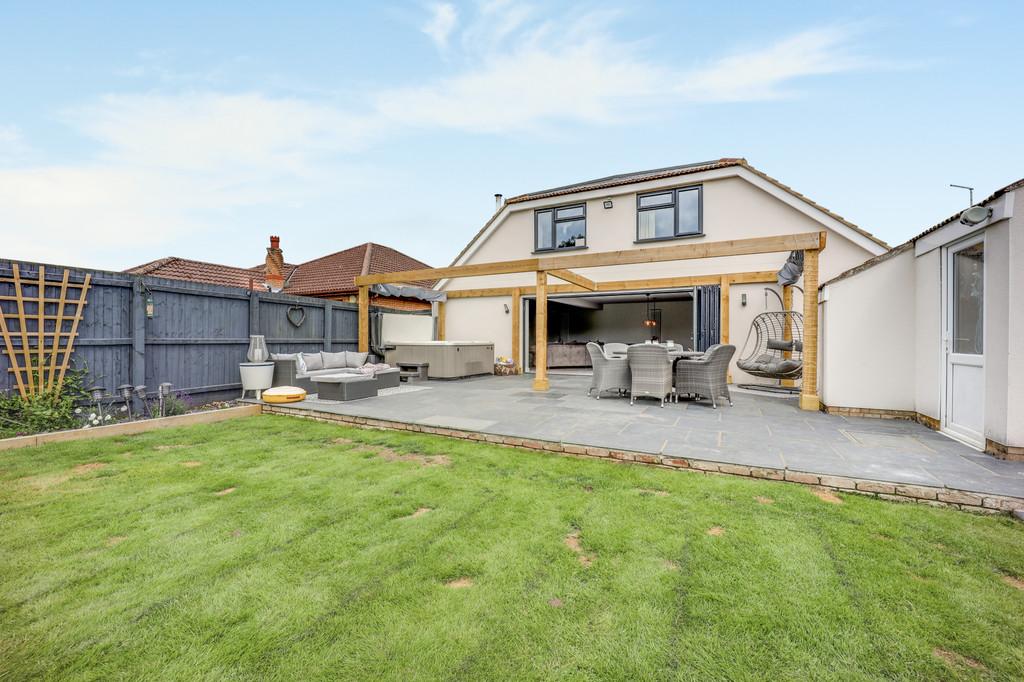 High Road, Wisbech St. Mary, Wisbech 4 bed chalet £400,000