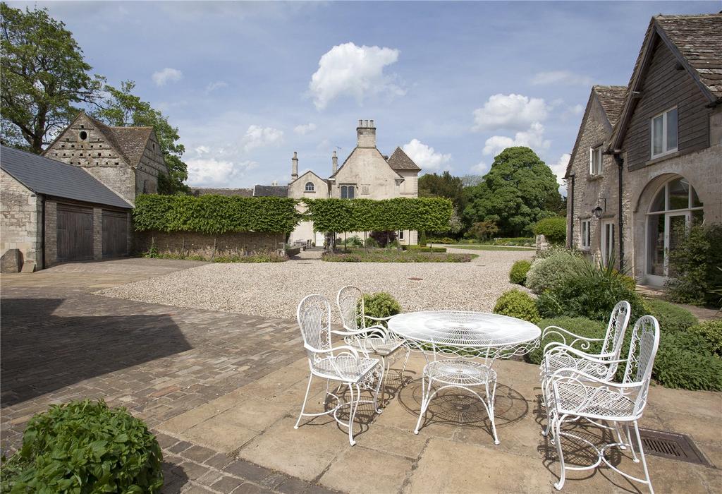 Coachhouse/Courtyard