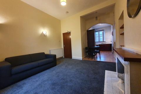 3 bedroom flat to rent, Granton Place