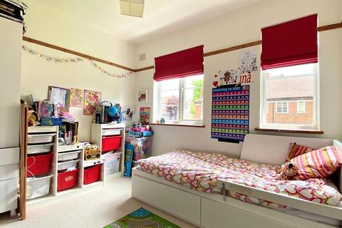 15 Alma Close, London, N10 2NE