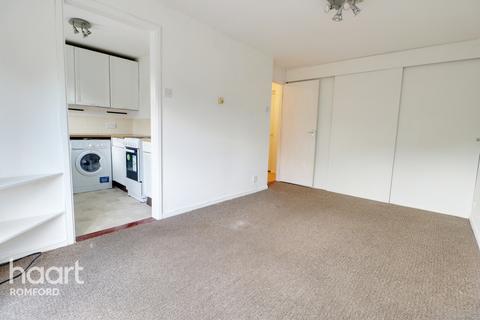 37 Rushdon Close, Romford, RM1 2RE