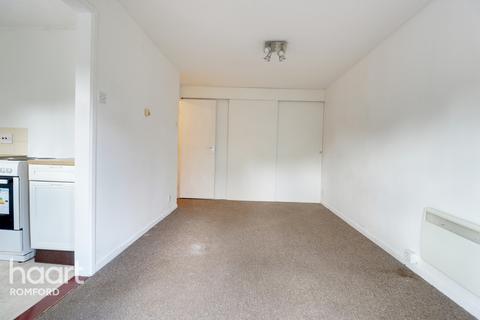 37 Rushdon Close, Romford, RM1 2RE