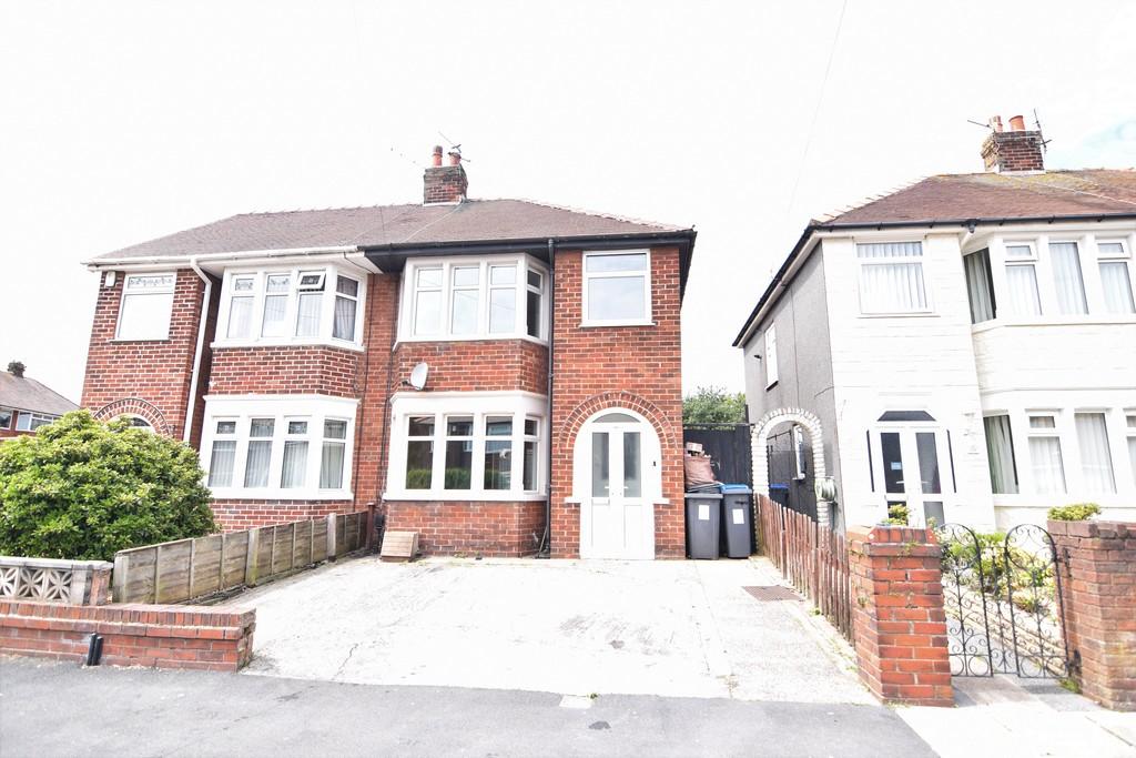 Ludlow Grove, Blackpool 3 bed semidetached house £675 pcm (£156 pw)