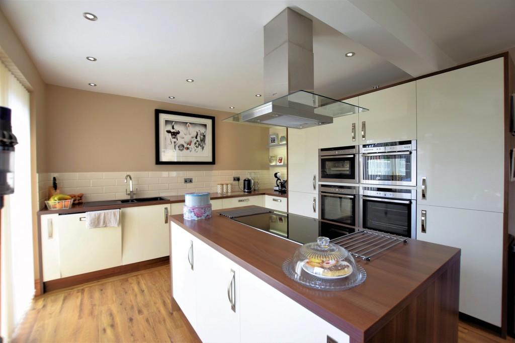 Meadow Drive, East Ayton, Scarborough 5 bed semidetached house £240,000