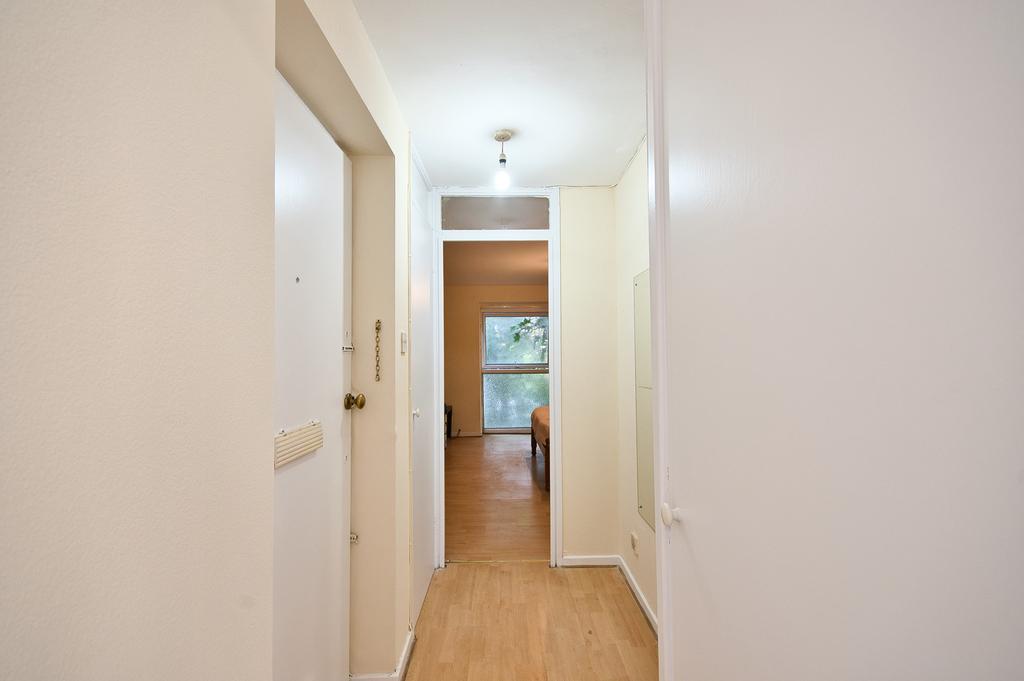 Radlett Close, Off Romford Rd... Studio £995 pcm (£230 pw)