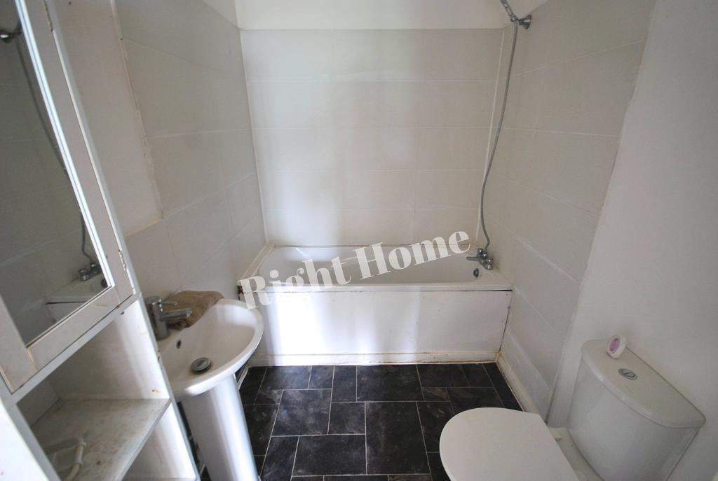 Family Bathroom 1