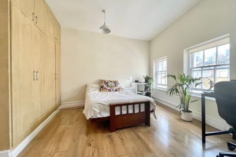 Studio to rent, Warren Street, W1T