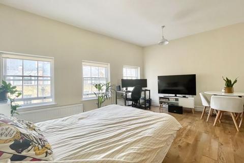 Studio to rent, Warren Street, W1T