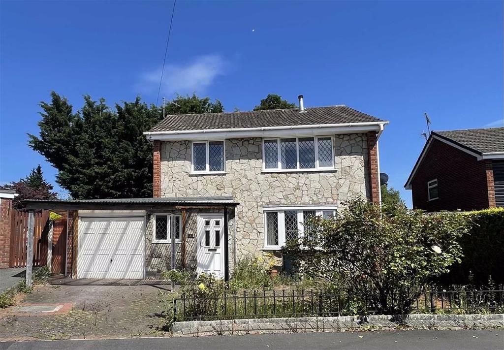 Greystones Way, Oswestry, SY11 3 bed detached house £230,000