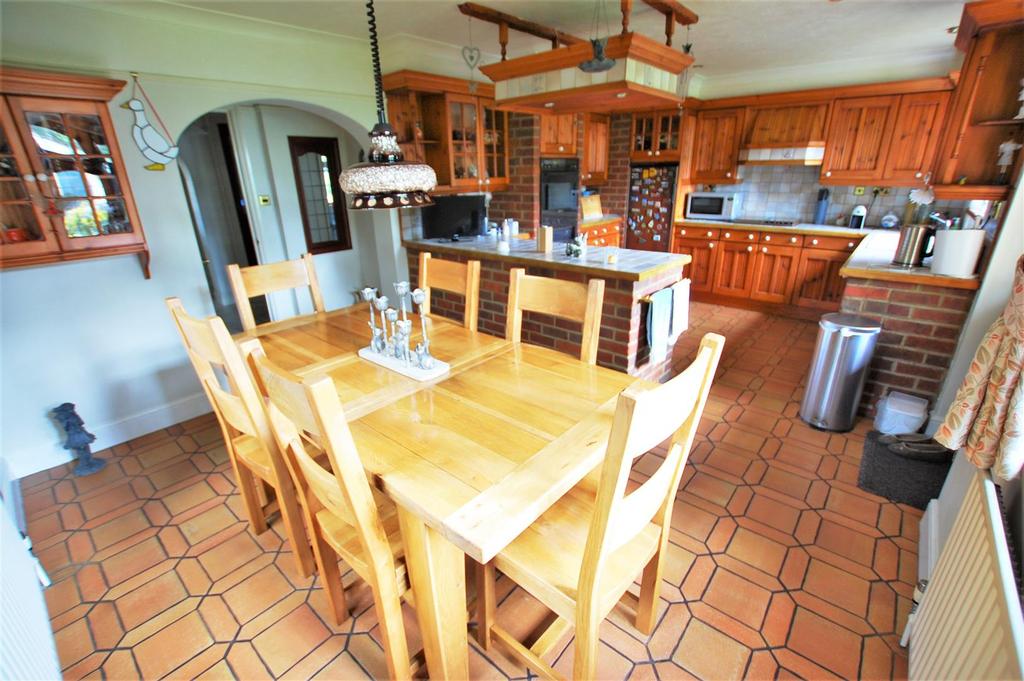 Dual aspect kitchen/dining Room