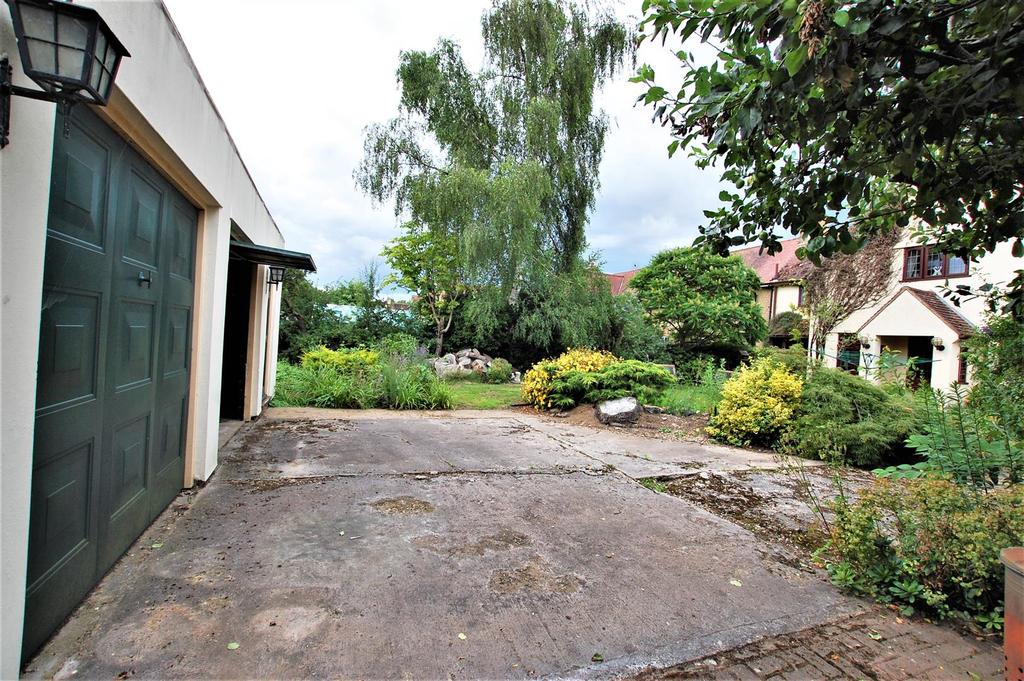 Garage/driveway