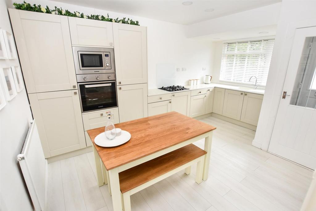 Tanners Way, South Woodham Ferrers 3 bed end of terrace house £350,000