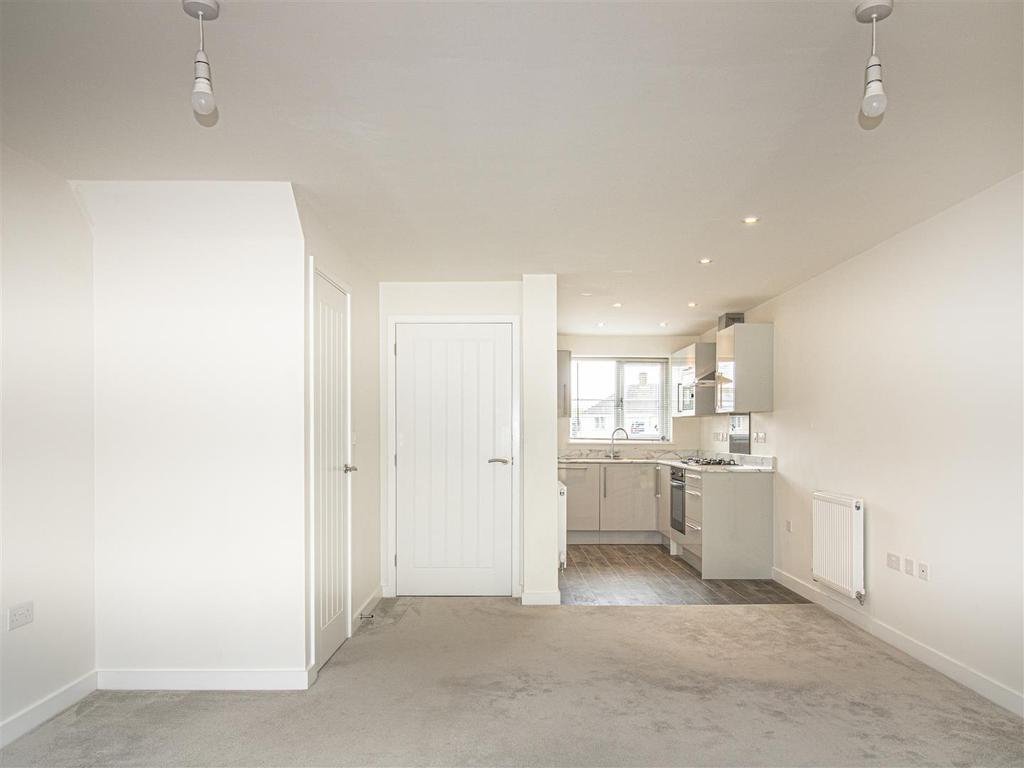 Farnborough Road, Clifton, Nottingham 2 bed townhouse £795 pcm (£183 pw)