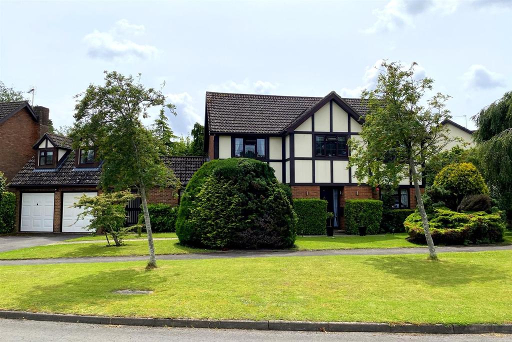 Cedar Way, Ferndown 5 bed detached house £850,000