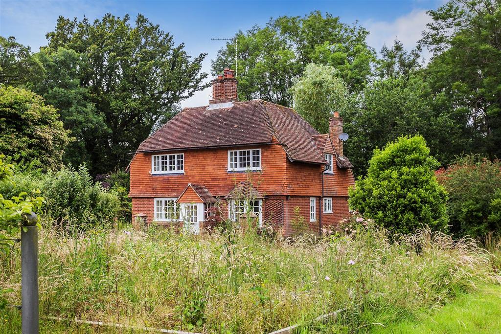 Combe Lane, Chiddingfold, Godalming 3 bed detached house £2,750 pcm