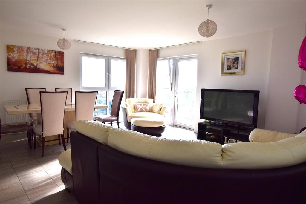 Keele House, Academy Way, Dagenham 3 bed flat £1,500 pcm (£346 pw)