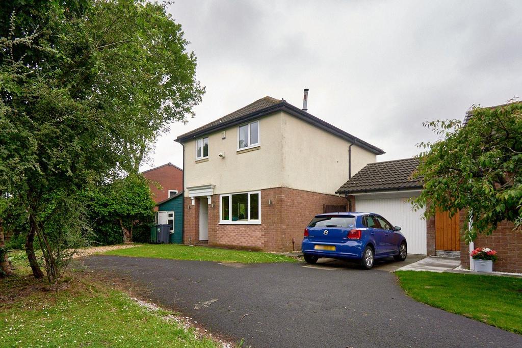 Higher Meadow, Leyland 2 bed detached house for sale £180,000