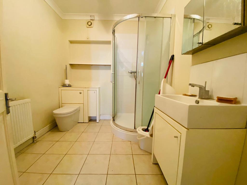 Askwith Road, Rainham, Essex, RM13 2 bed terraced house £1,400 pcm (£