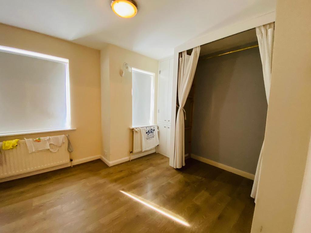 Askwith Road, Rainham, Essex, RM13 2 bed terraced house £1,400 pcm (£