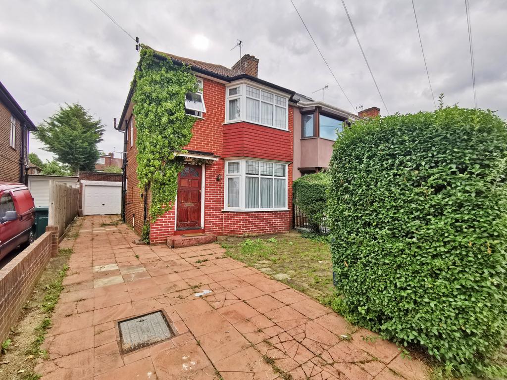 Cheviot Gardens, Cricklewood NW2 3 bed semidetached house £2,200 pcm