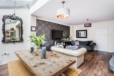 15 Bay Trees, Oxted, RH8 0BF
