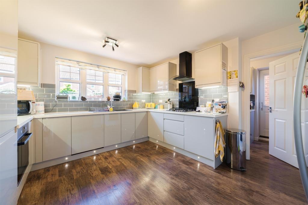 Proctor Drive, LeeontheSolent, Hampshire 5 bed detached house £575,000